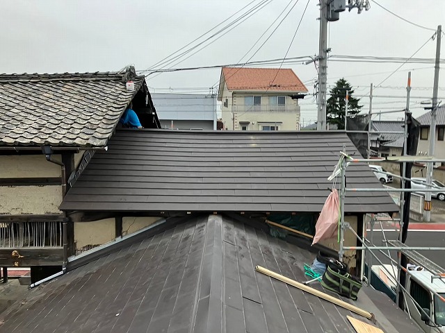 岩沼市 貸店舗の雨漏りした瓦屋根をガルバリウム鋼板屋根（SGL）へ葺き替え工事